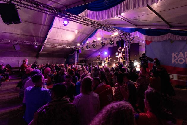 Die Kölner Mundart Band Cat Ballou beim Live Auftritt auf dem Karnevalskonzert von BonnLive am Westwerk in Bonn BonnLive ist eine Kooperation zwischen der fünfdrei Eventagentur und Rheinevents, 04.02.2022 Bonn Weststadt NRW Deutschland