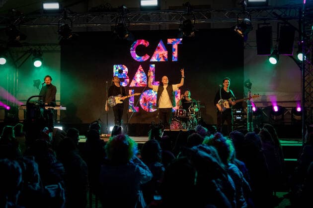 Die Kölner Mundart Band Cat Ballou beim Live Auftritt auf dem Karnevalskonzert von BonnLive am Westwerk in Bonn BonnLive ist eine Kooperation zwischen der fünfdrei Eventagentur und Rheinevents, 04.02.2022 Bonn Weststadt NRW Deutschland