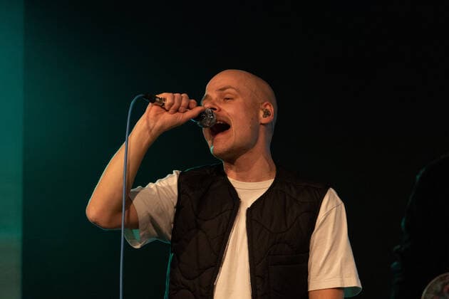 Frontmann Oliver Niesen - Die Kölner Mundart Band Cat Ballou beim Live Auftritt auf dem Karnevalskonzert von BonnLive am Westwerk in Bonn - BonnLive ist eine Kooperation zwischen der fünfdrei Eventagentur und Rheinevents, 04.02.2022 Bonn Weststadt NRW Deutschland