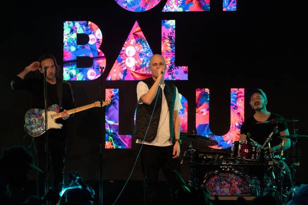 Gitarrist Yannick Richter, Frontmann Oliver Niesen, Schlagzeuger Hannes Feder - Die Kölner Mundart Band Cat Ballou beim Live Auftritt auf dem Karnevalskonzert von BonnLive am Westwerk in Bonn BonnLive ist eine Kooperation zwischen der fünfdrei Eventagentur und Rheinevents, 04.02.2022 Bonn Weststadt NRW Deutschland