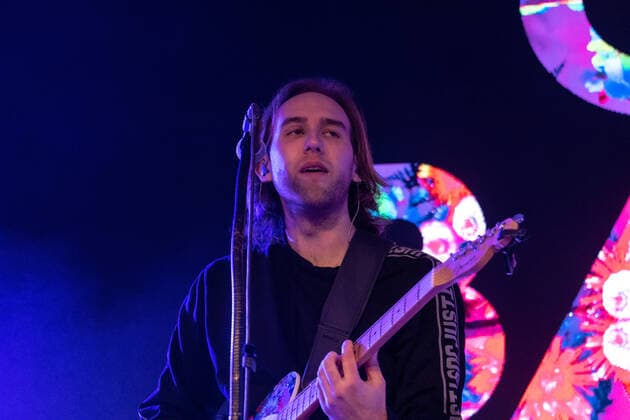Gitarrist Yannick Richter - Die Kölner Mundart Band Cat Ballou beim Live Auftritt auf dem Karnevalskonzert von BonnLive am Westwerk in Bonn BonnLive ist eine Kooperation zwischen der fünfdrei Eventagentur und Rheinevents, 04.02.2022 Bonn Weststadt NRW Deutschland