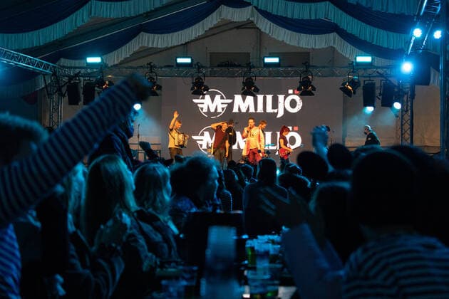 Die Kölner Mundart Band Miljö beim Live Auftritt auf dem Karnevalskonzert von BonnLive am Westwerk in Bonn BonnLive ist eine Kooperation zwischen der fünfdrei Eventagentur und Rheinevents, 04.02.2022 Bonn Weststadt NRW Deutschland