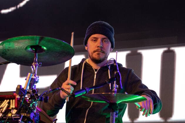 Die Kölner Mundart Band Miljö beim Live Auftritt auf dem Karnevalskonzert von BonnLive am Westwerk in Bonn BonnLive ist eine Kooperation zwischen der fünfdrei Eventagentur und Rheinevents, 04.02.2022 Bonn Weststadt NRW Deutschland