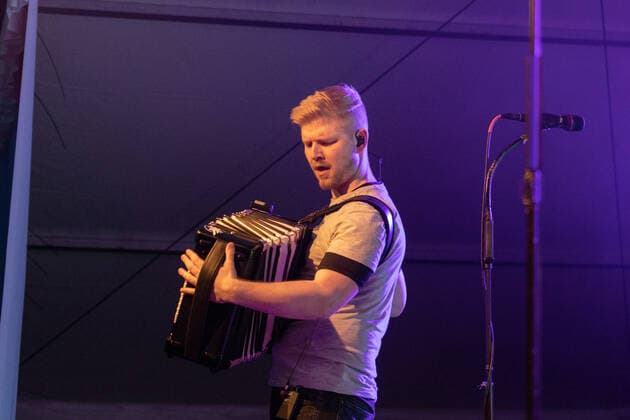 Die Kölner Mundart Band Miljö beim Live Auftritt auf dem Karnevalskonzert von BonnLive am Westwerk in Bonn BonnLive ist eine Kooperation zwischen der fünfdrei Eventagentur und Rheinevents, 04.02.2022 Bonn Weststadt NRW Deutschland