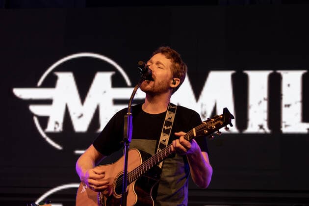 Die Kölner Mundart Band Miljö beim Live Auftritt auf dem Karnevalskonzert von BonnLive am Westwerk in Bonn BonnLive ist eine Kooperation zwischen der fünfdrei Eventagentur und Rheinevents, 04.02.2022 Bonn Weststadt NRW Deutschland