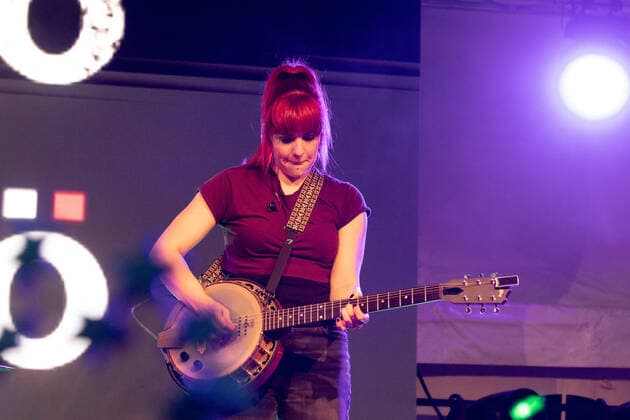 Die Kölner Mundart Band Miljö beim Live Auftritt auf dem Karnevalskonzert von BonnLive am Westwerk in Bonn BonnLive ist eine Kooperation zwischen der fünfdrei Eventagentur und Rheinevents, 04.02.2022 Bonn Weststadt NRW Deutschland