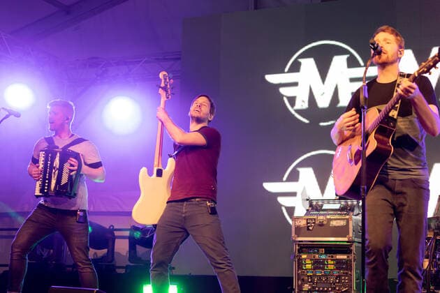Die Kölner Mundart Band Miljö beim Live Auftritt auf dem Karnevalskonzert von BonnLive am Westwerk in Bonn BonnLive ist eine Kooperation zwischen der fünfdrei Eventagentur und Rheinevents, 04.02.2022 Bonn Weststadt NRW Deutschland