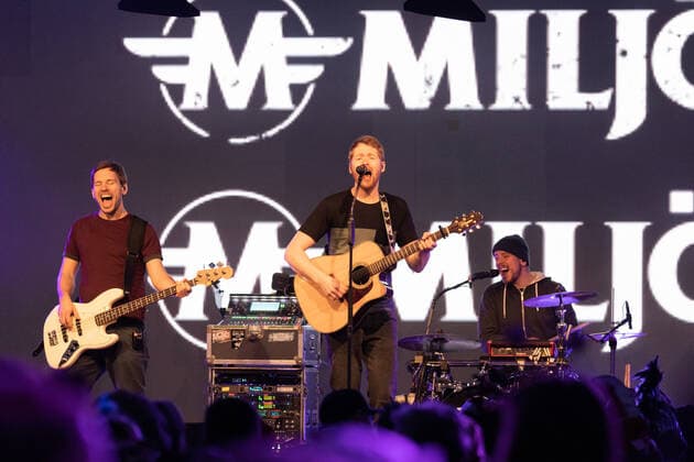 Die Kölner Mundart Band Miljö beim Live Auftritt auf dem Karnevalskonzert von BonnLive am Westwerk in Bonn BonnLive ist eine Kooperation zwischen der fünfdrei Eventagentur und Rheinevents, 04.02.2022 Bonn Weststadt NRW Deutschland
