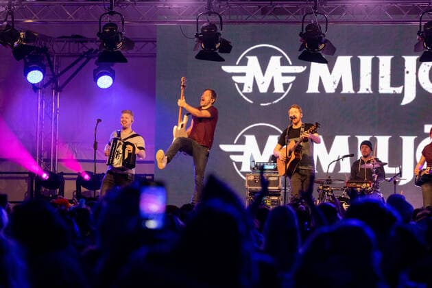 Die Kölner Mundart Band Miljö beim Live Auftritt auf dem Karnevalskonzert von BonnLive am Westwerk in Bonn BonnLive ist eine Kooperation zwischen der fünfdrei Eventagentur und Rheinevents, 04.02.2022 Bonn Weststadt NRW Deutschland