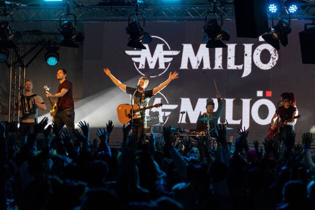 Die Kölner Mundart Band Miljö beim Live Auftritt auf dem Karnevalskonzert von BonnLive am Westwerk in Bonn BonnLive ist eine Kooperation zwischen der fünfdrei Eventagentur und Rheinevents, 04.02.2022 Bonn Weststadt NRW Deutschland