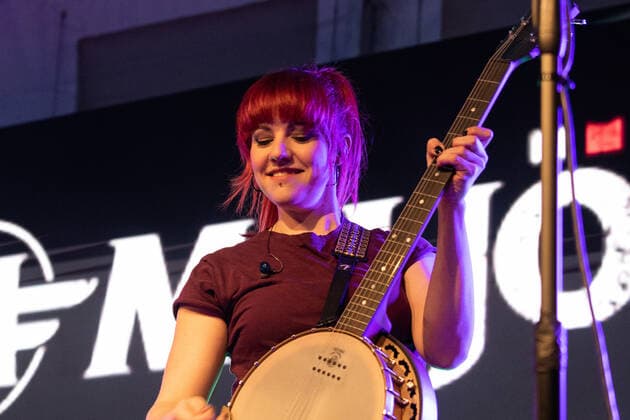 Die Kölner Mundart Band Miljö beim Live Auftritt auf dem Karnevalskonzert von BonnLive am Westwerk in Bonn BonnLive ist eine Kooperation zwischen der fünfdrei Eventagentur und Rheinevents, 04.02.2022 Bonn Weststadt NRW Deutschland