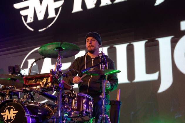 Die Kölner Mundart Band Miljö beim Live Auftritt auf dem Karnevalskonzert von BonnLive am Westwerk in Bonn BonnLive ist eine Kooperation zwischen der fünfdrei Eventagentur und Rheinevents, 04.02.2022 Bonn Weststadt NRW Deutschland