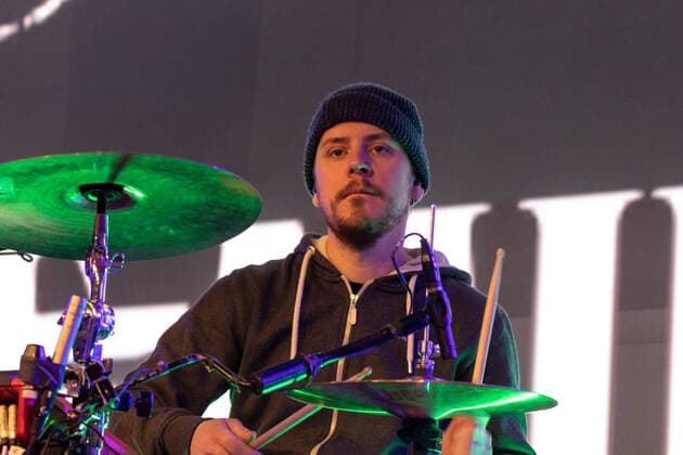 Die Kölner Mundart Band Miljö beim Live Auftritt auf dem Karnevalskonzert von BonnLive am Westwerk in Bonn BonnLive ist eine Kooperation zwischen der fünfdrei Eventagentur und Rheinevents, 04.02.2022 Bonn Weststadt NRW Deutschland