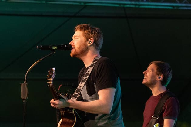 Die Kölner Mundart Band Miljö beim Live Auftritt auf dem Karnevalskonzert von BonnLive am Westwerk in Bonn BonnLive ist eine Kooperation zwischen der fünfdrei Eventagentur und Rheinevents, 04.02.2022 Bonn Weststadt NRW Deutschland