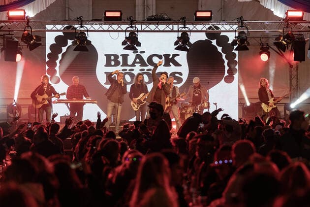 Die Kölner Mundart Band Bläck Fööss beim Live Auftritt auf dem Karnevalskonzert von BonnLive am Westwerk in Bonn BonnLive ist eine Kooperation zwischen der fünfdrei Eventagentur und Rheinevents, 04.02.2022 Bonn Weststadt NRW Deutschland