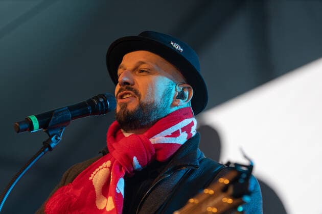 Sänger und Gitarrist Pit Hupperten - Die Kölner Mundart Band Bläck Fööss beim Live Auftritt auf dem Karnevalskonzert von BonnLive am Westwerk in Bonn BonnLive ist eine Kooperation zwischen der fünfdrei Eventagentur und Rheinevents, 04.02.2022 Bonn Weststadt NRW Deutschland