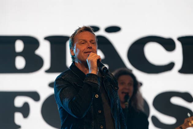 Sänger Mirko Bäumer- Die Kölner Mundart Band Bläck Fööss beim Live Auftritt auf dem Karnevalskonzert von BonnLive am Westwerk in Bonn BonnLive ist eine Kooperation zwischen der fünfdrei Eventagentur und Rheinevents, 04.02.2022 Bonn Weststadt NRW Deutschland