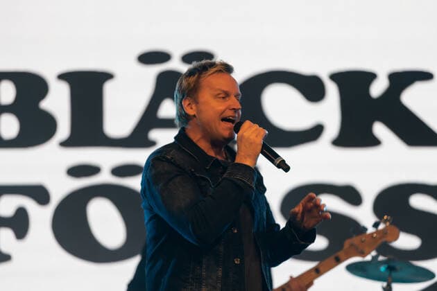 Sänger Mirko Bäumer- Die Kölner Mundart Band Bläck Fööss beim Live Auftritt auf dem Karnevalskonzert von BonnLive am Westwerk in Bonn BonnLive ist eine Kooperation zwischen der fünfdrei Eventagentur und Rheinevents, 04.02.2022 Bonn Weststadt NRW Deutschland