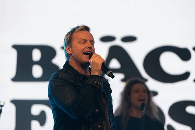 Sänger Mirko Bäumer- Die Kölner Mundart Band Bläck Fööss beim Live Auftritt auf dem Karnevalskonzert von BonnLive am Westwerk in Bonn BonnLive ist eine Kooperation zwischen der fünfdrei Eventagentur und Rheinevents, 04.02.2022 Bonn Weststadt NRW Deutschland