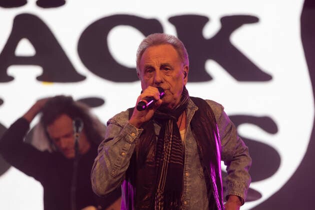 Sänger Ernst Erry Stoklosa - Die Kölner Mundart Band Bläck Fööss beim Live Auftritt auf dem Karnevalskonzert von BonnLive am Westwerk in Bonn BonnLive ist eine Kooperation zwischen der fünfdrei Eventagentur und Rheinevents, 04.02.2022 Bonn Weststadt NRW Deutschland
