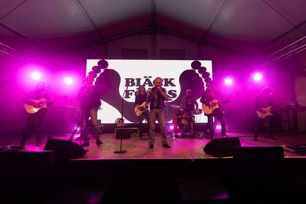 Die Kölner Mundart Band Bläck Fööss beim Live Auftritt auf dem Karnevalskonzert von BonnLive am Westwerk in Bonn BonnLive ist eine Kooperation zwischen der fünfdrei Eventagentur und Rheinevents, 04.02.2022 Bonn Weststadt NRW Deutschland