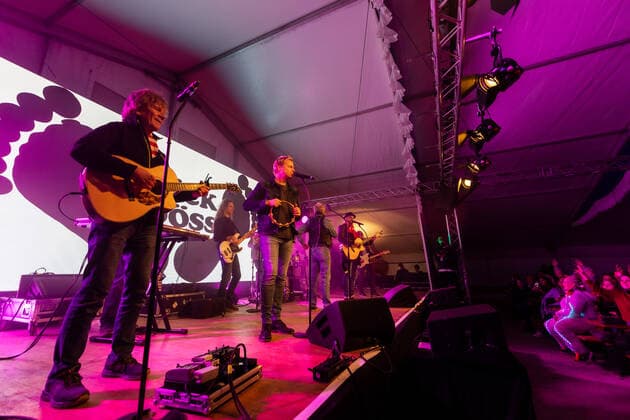 Die Kölner Mundart Band Bläck Fööss beim Live Auftritt auf dem Karnevalskonzert von BonnLive am Westwerk in Bonn BonnLive ist eine Kooperation zwischen der fünfdrei Eventagentur und Rheinevents, 04.02.2022 Bonn Weststadt NRW Deutschland