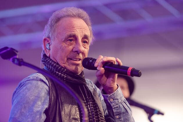 Sänger Ernst Erry Stoklosa - Die Kölner Mundart Band Bläck Fööss beim Live Auftritt auf dem Karnevalskonzert von BonnLive am Westwerk in Bonn BonnLive ist eine Kooperation zwischen der fünfdrei Eventagentur und Rheinevents, 04.02.2022 Bonn Weststadt NRW Deutschland