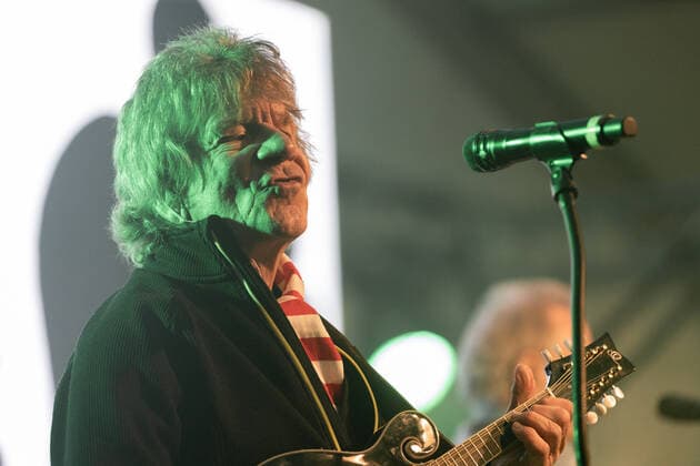 Gitarrist Günther Bömmel Lückerath - Die Kölner Mundart Band Bläck Fööss beim Live Auftritt auf dem Karnevalskonzert von BonnLive am Westwerk in Bonn BonnLive ist eine Kooperation zwischen der fünfdrei Eventagentur und Rheinevents, 04.02.2022 Bonn Weststadt NRW Deutschland