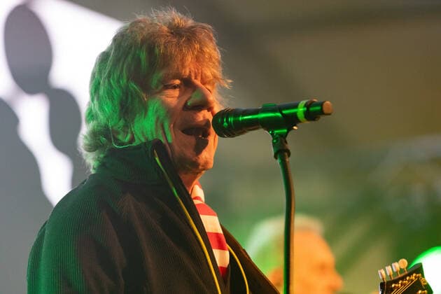 Gitarrist Günther Bömmel Lückerath - Die Kölner Mundart Band Bläck Fööss beim Live Auftritt auf dem Karnevalskonzert von BonnLive am Westwerk in Bonn BonnLive ist eine Kooperation zwischen der fünfdrei Eventagentur und Rheinevents, 04.02.2022 Bonn Weststadt NRW Deutschland