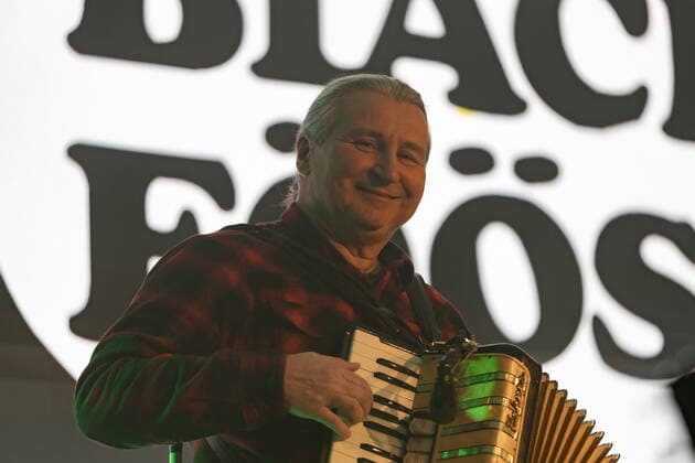 Pianist Andreas Wegener - Die Kölner Mundart Band Bläck Fööss beim Live Auftritt auf dem Karnevalskonzert von BonnLive am Westwerk in Bonn BonnLive ist eine Kooperation zwischen der fünfdrei Eventagentur und Rheinevents, 04.02.2022 Bonn Weststadt NRW Deutschland