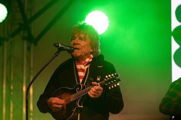 Gitarrist Günther Bömmel Lückerath - Die Kölner Mundart Band Bläck Fööss beim Live Auftritt auf dem Karnevalskonzert von BonnLive am Westwerk in Bonn BonnLive ist eine Kooperation zwischen der fünfdrei Eventagentur und Rheinevents, 04.02.2022 Bonn Weststadt NRW Deutschland