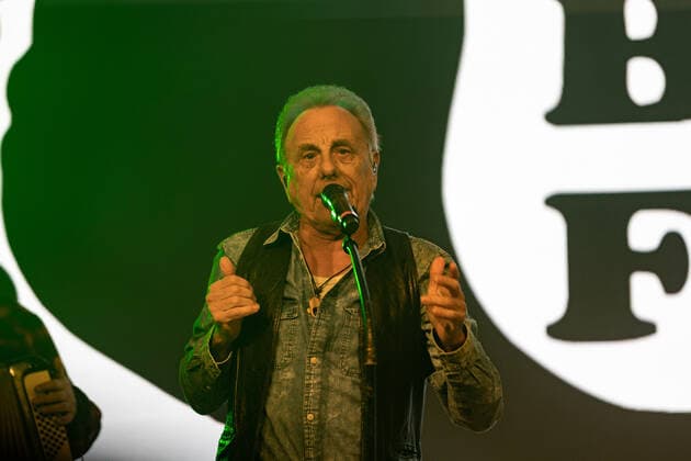 Sänger Ernst Erry Stoklosa - Die Kölner Mundart Band Bläck Fööss beim Live Auftritt auf dem Karnevalskonzert von BonnLive am Westwerk in Bonn BonnLive ist eine Kooperation zwischen der fünfdrei Eventagentur und Rheinevents, 04.02.2022 Bonn Weststadt NRW Deutschland