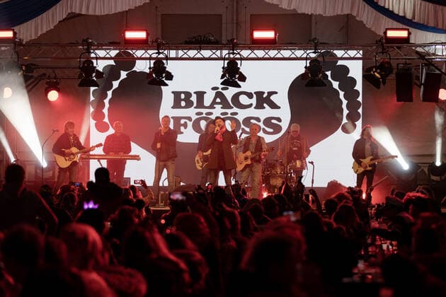 Die Kölner Mundart Band Bläck Fööss beim Live Auftritt auf dem Karnevalskonzert von BonnLive am Westwerk in Bonn BonnLive ist eine Kooperation zwischen der fünfdrei Eventagentur und Rheinevents, 04.02.2022 Bonn Weststadt NRW Deutschland