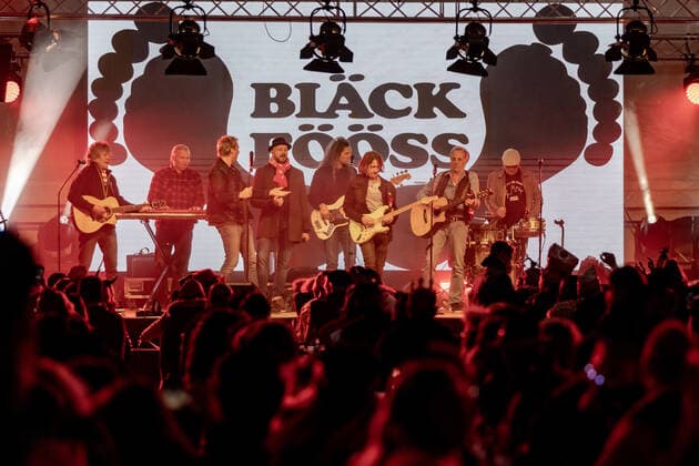 Die Kölner Mundart Band Bläck Fööss beim Live Auftritt auf dem Karnevalskonzert von BonnLive am Westwerk in Bonn BonnLive ist eine Kooperation zwischen der fünfdrei Eventagentur und Rheinevents, 04.02.2022 Bonn Weststadt NRW Deutschland
