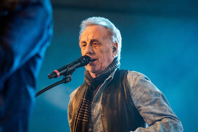 Sänger Ernst Erry Stoklosa - Die Kölner Mundart Band Bläck Fööss beim Live Auftritt auf dem Karnevalskonzert von BonnLive am Westwerk in Bonn BonnLive ist eine Kooperation zwischen der fünfdrei Eventagentur und Rheinevents, 04.02.2022 Bonn Weststadt NRW Deutschland