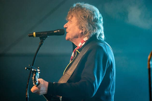 Gitarrist Günther Bömmel Lückerath - Die Kölner Mundart Band Bläck Fööss beim Live Auftritt auf dem Karnevalskonzert von BonnLive am Westwerk in Bonn BonnLive ist eine Kooperation zwischen der fünfdrei Eventagentur und Rheinevents, 04.02.2022 Bonn Weststadt NRW Deutschland