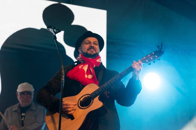 Sänger und Gitarrist Pit Hupperten - Die Kölner Mundart Band Bläck Fööss beim Live Auftritt auf dem Karnevalskonzert von BonnLive am Westwerk in Bonn BonnLive ist eine Kooperation zwischen der fünfdrei Eventagentur und Rheinevents, 04.02.2022 Bonn Weststadt NRW Deutschland