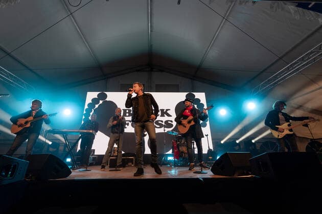 Die Kölner Mundart Band Bläck Fööss beim Live Auftritt auf dem Karnevalskonzert von BonnLive am Westwerk in Bonn BonnLive ist eine Kooperation zwischen der fünfdrei Eventagentur und Rheinevents, 04.02.2022 Bonn Weststadt NRW Deutschland