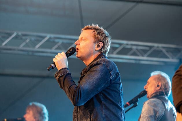 Sänger Mirko Bäumer- Die Kölner Mundart Band Bläck Fööss beim Live Auftritt auf dem Karnevalskonzert von BonnLive am Westwerk in Bonn BonnLive ist eine Kooperation zwischen der fünfdrei Eventagentur und Rheinevents, 04.02.2022 Bonn Weststadt NRW Deutschland