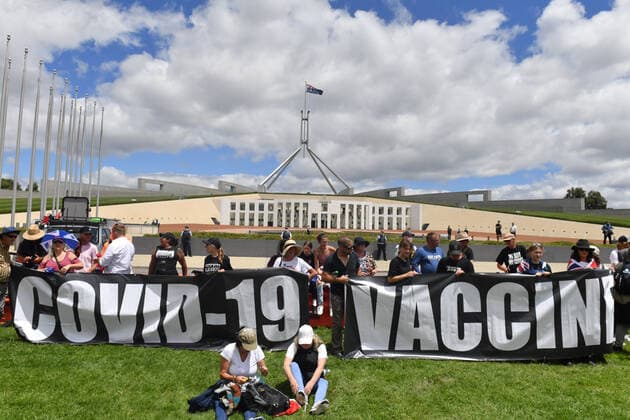 COVID19 VACCINATION PROTEST CANBERRA, Protesters with flags are seen during an anti-vaccination rally outside Parliament House in Canberra, Saturday, February 5, 2022. ( NO ARCHIVING, EDITORIAL USE ONLY, NO USE IN BOOKS WITHOUT CONSENT CANBERRA ACT AUSTRALIA  Copyright: xMICKxTSIKASx 20220205001620111103