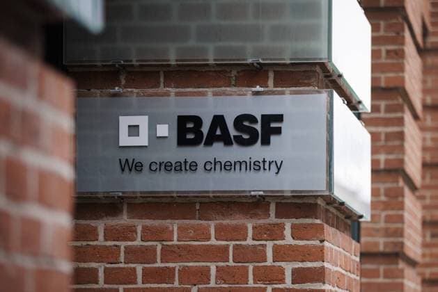 Der Schriftzug des Unternehmens BASF an deren Standort in Berlin. 04.02.2022. Berlin Deutschland *** The lettering of the company BASF at their site in Berlin 04 02 2022 Berlin Germany Copyright: xFelixxZahn photothek.netx