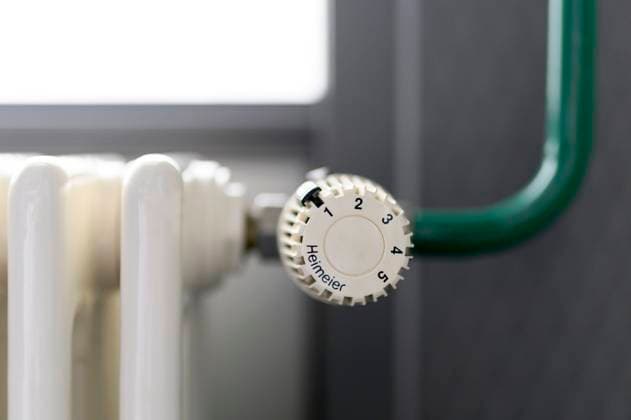 Der Thermostat einer Heizung mit Heizkörper. Die drastisch steigenden Energiepreise belasten viele Haushalte in Deutschland. Ganz besonders betroffen sind Bezieher von Wohngeld oder anderen staatlichen Leistungen. Der Wohngeldzuschuss soll hier helfen. (Symbolbild, Themenbild) 05.02.2022 Foto:xD.xAnoraganingrumx xFuturexImage