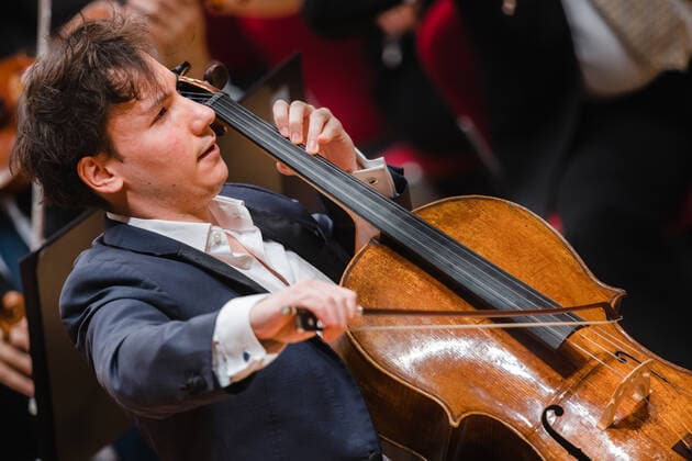 Entertainment Bilder des Tages Zauber der Musik - Edgar Moreau Edgar Moreau spielt auf dem Violoncello, begleitet vom MDR-Sinfonieorchester, beim Konzert Zauber der Musik im Congress Centrum Suhl. Suhl Thüringen DEUTSCHLAND