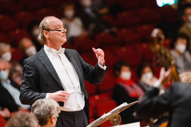 Zauber der Musik - Jan Willem de Vriend Jan Willem de Vriend, ehemaliger Chefdirigent des Residentie Orkest Den Haag, dirigiert das MDR-Sinfonieorchester beim Konzert Zauber der Musik im Congress Centrum Suhl. Suhl Thüringen DEUTSCHLAND