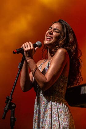 SÃO PAULO DE OLIVENÇA, AM - 05.02.2022: SHOW MPB4 E TOQUINHO - Camilla Faustino. The MPB4 musical ensemble performs alongside Toquinho and Camila Faiustino with songs by Chico Buarque, Vinicius de Moraes, among others. The presentation took place on the night of this Saturday, February 5, 2022, at Tom Brasil, in São Paulo. x2167116x  VanxCampos