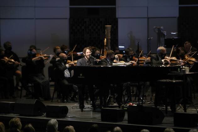 February 5, 2022, St. Petersburg, Florida, USA: Josh Groban performs with the Florida Orchestra at the Mahaffey Theater as part of their fundraiser gala on Saturday, Feb. 5, 2022 in St. Petersburg. St. Petersburg USA - ZUMAs70_ 20220205_zan_s70_011 Copyright: xLuisxSantanax