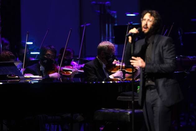 February 5, 2022, St. Petersburg, Florida, USA: Josh Groban performs with the Florida Orchestra at the Mahaffey Theater as part of their fundraiser gala on Saturday, Feb. 5, 2022 in St. Petersburg. St. Petersburg USA - ZUMAs70_ 20220205_zan_s70_017 Copyright: xLuisxSantanax