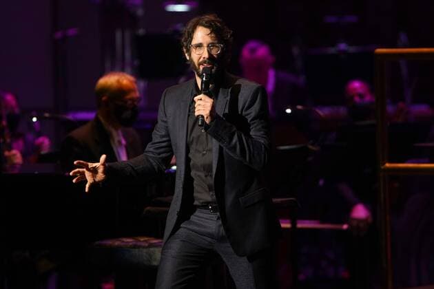 February 5, 2022, St. Petersburg, Florida, USA: Josh Groban performs with the Florida Orchestra at the Mahaffey Theater as part of their fundraiser gala on Saturday, Feb. 5, 2022 in St. Petersburg. St. Petersburg USA - ZUMAs70_ 20220205_zan_s70_020 Copyright: xLuisxSantanax