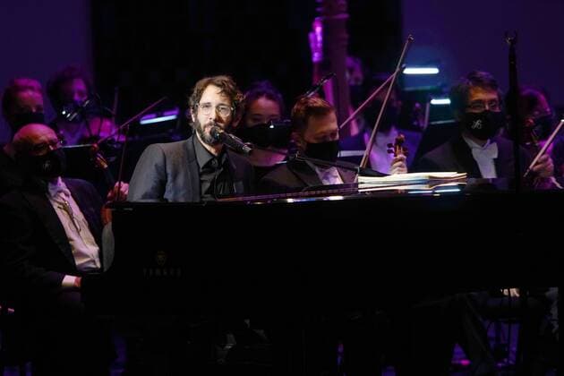 February 5, 2022, St. Petersburg, Florida, USA: Josh Groban performs with the Florida Orchestra at the Mahaffey Theater as part of their fundraiser gala on Saturday, Feb. 5, 2022 in St. Petersburg. St. Petersburg USA - ZUMAs70_ 20220205_zan_s70_021 Copyright: xLuisxSantanax