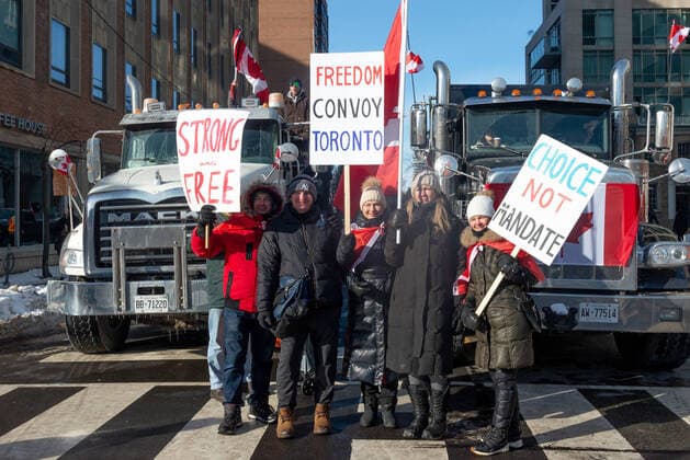 Freedom Convoy Truckers Protest In Toronto Demonstrators gather for a protest against Covid-19 vaccine mandates and restrictions in downtown Toronto, Canada, on February 5, 2022. Protesters again poured into Toronto and Ottawa early on February 5 to join a convoy of truckers whose occupation of Ottawa to denounce Covid vaccine mandates is now in its second week Toronto Ontario Canada  Copyright: xAnatoliyxCherkasovx originalFilename: cherkasov-freedomc220205_npmdS.jpg
